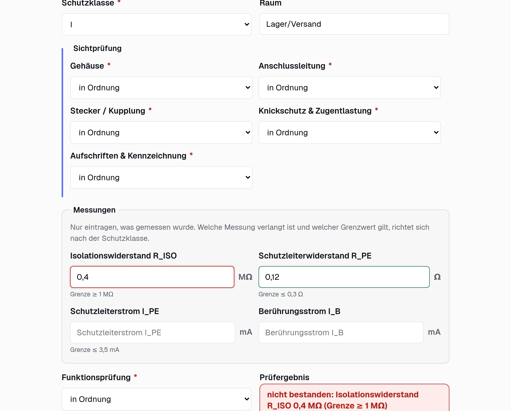 Das Prüfprotokoll mit Schutzklasse I: unter jedem Messwert die geltende Grenze, der Isolationswiderstand rot umrandet und das Prüfergebnis „nicht bestanden“ mit Grund